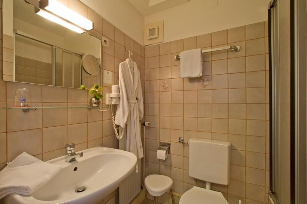 Landhotel Sauerlaender Hof Еслое Номер фото